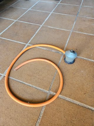 Manguera y regulador de gas con bombona de butano