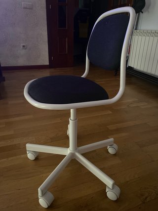 Silla de escritorio negra y blanca