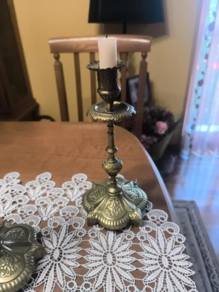 Candelabros dorados de metal
