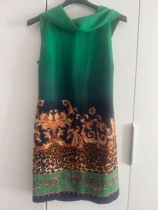 Vestido de lujo verde y estampado