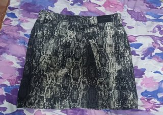 Falda vaquera estampado serpiente Zara Talla S