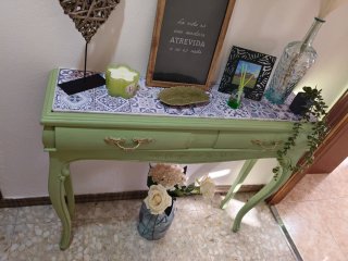 Mueble de entrada verde y dorado