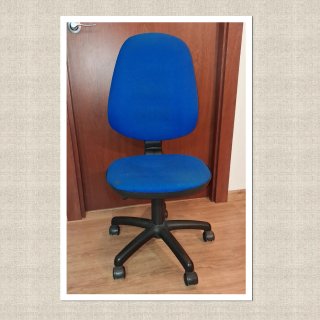 Silla de oficina azul con ruedas
