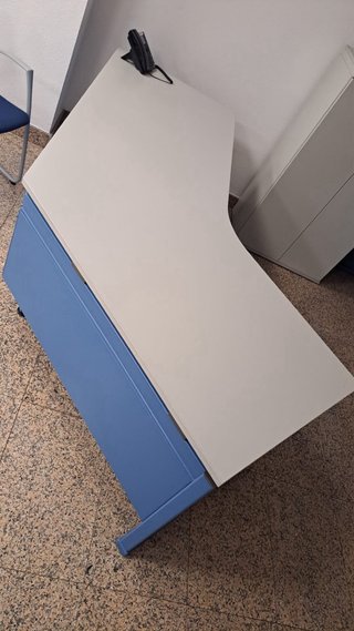 Mesas de oficina. Hay 5 disponibles.