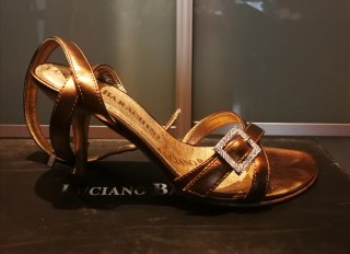 Sandalias doradas piel tacón alto Luciano Barachin