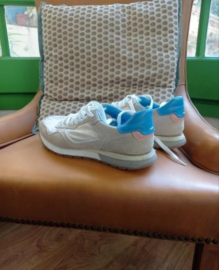 Zapatillas deportivas blancas y azules