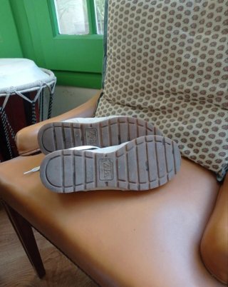 Zapatillas deportivas blancas y azules