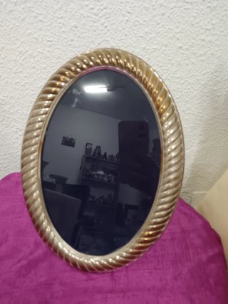 Marco ovalado dorado con relieve