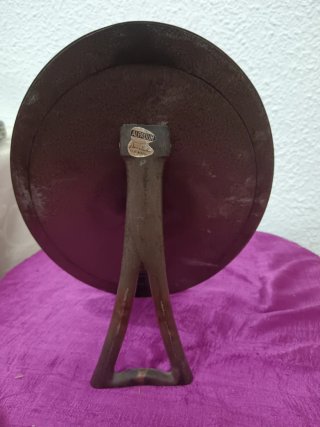 Marco ovalado dorado con relieve