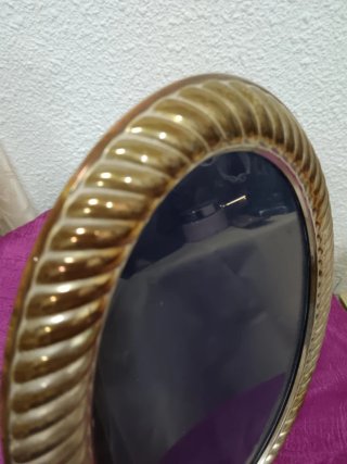 Marco ovalado dorado con relieve