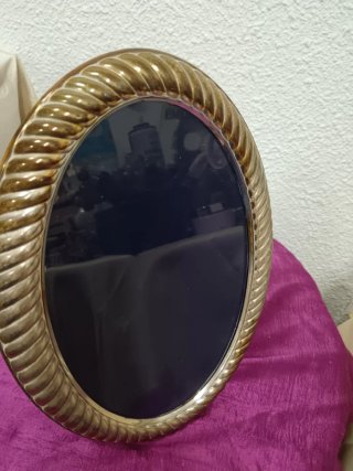 Marco ovalado dorado con relieve