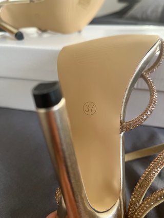 Zapatos de tacón dorados talla 37