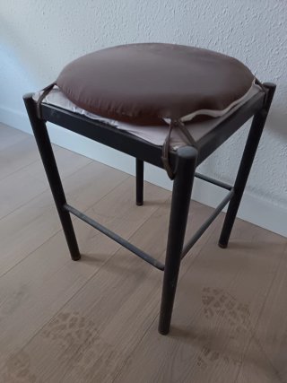 Mesa cocina + 2 sillas + banqueta