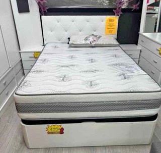 Letto con testiera e comodino