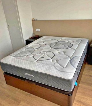 Letto con testiera e comodino