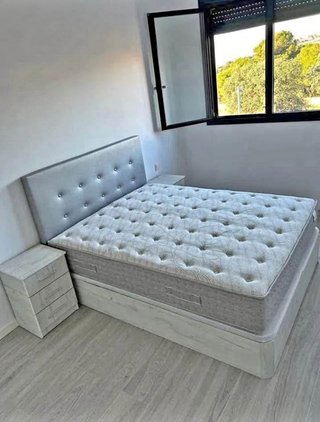 Letto con testiera e comodino