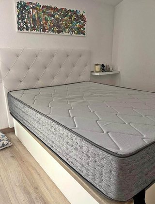 Letto con testiera e comodino
