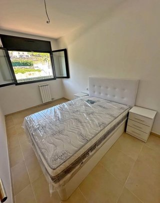 Letto con testiera e comodino