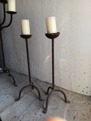 Candelabro de hierro forjado con velas