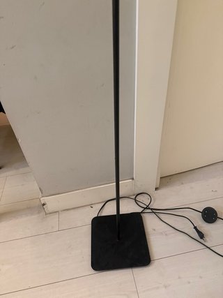 Lámpara de pie negra