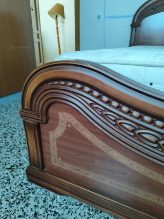 Cama de madera con somier y cabecero