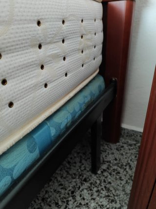 Cama de madera con somier y cabecero