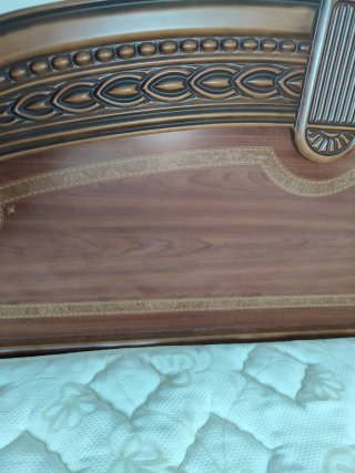 Cama de madera con somier y cabecero