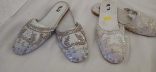 Ciabatte Elite bianche e oro... 1 paio 10 euro...