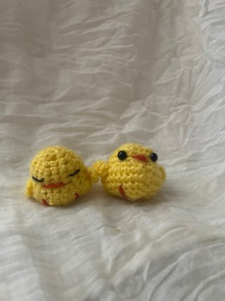 Llavero de pollito tejido a mano