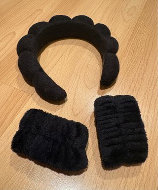 Diadema y muñequeras para maquillaje