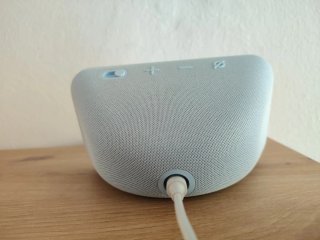 Amazon Echo Show 5 azzurro di terza generazione.