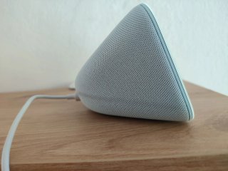 Amazon Echo Show 5 azzurro di terza generazione.