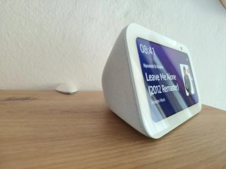 Amazon Echo Show 5 azzurro di terza generazione.