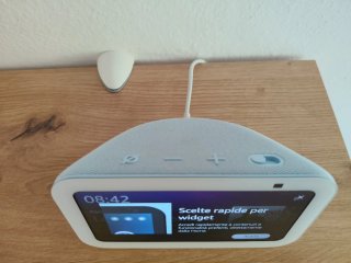 Amazon Echo Show 5 azzurro di terza generazione.