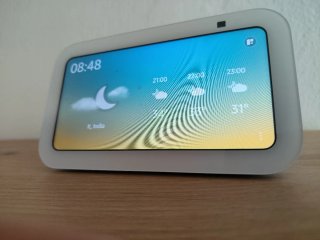 Amazon Echo Show 5 azzurro di terza generazione.