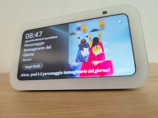Amazon Echo Show 5 azzurro di terza generazione.