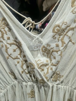 Vestido túnica beige con bordado dorado
