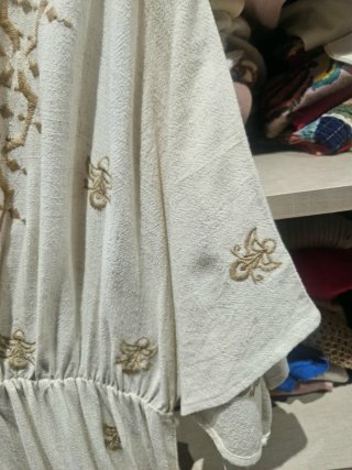 Vestido túnica beige con bordado dorado