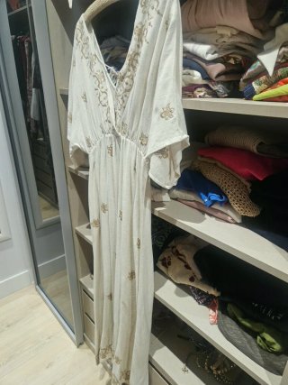 Vestido túnica beige con bordado dorado