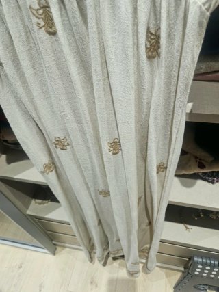 Vestido túnica beige con bordado dorado