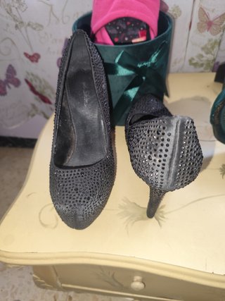 Zapatos de tacón negros brillantes