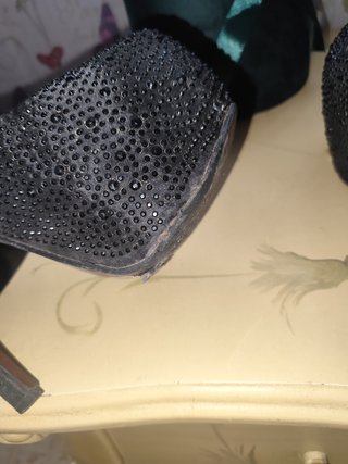 Zapatos de tacón negros brillantes