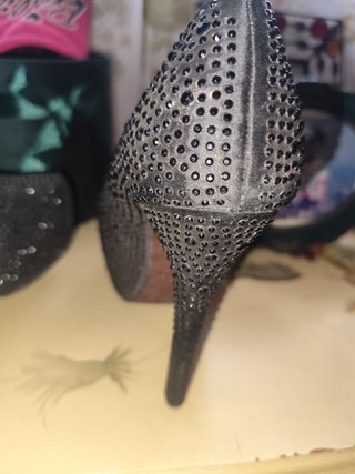 Zapatos de tacón negros brillantes