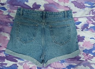 Pantalón corto vaquero desgastado