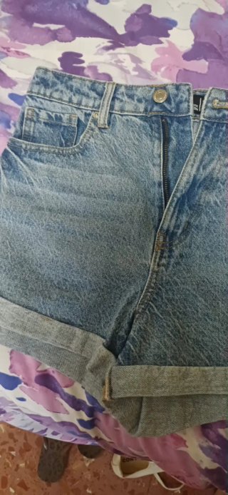 Pantalón corto vaquero desgastado