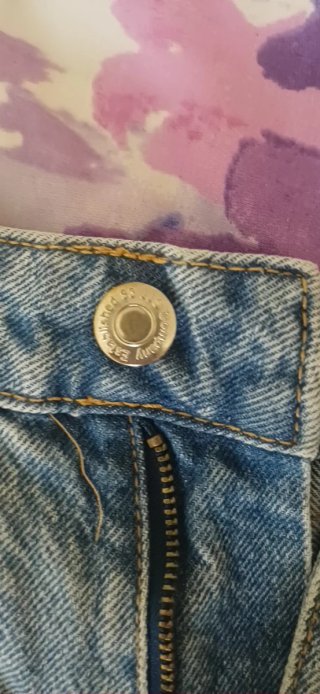 Pantalón corto vaquero desgastado