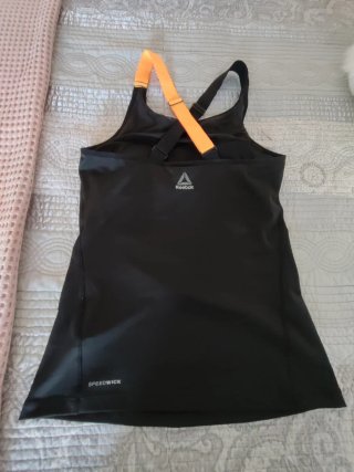 Camiseta deportiva Reebok negra y naranja