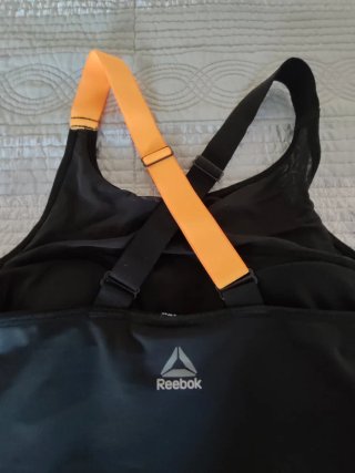 Camiseta deportiva Reebok negra y naranja