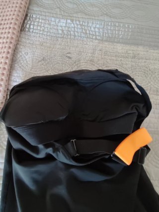 Camiseta deportiva Reebok negra y naranja