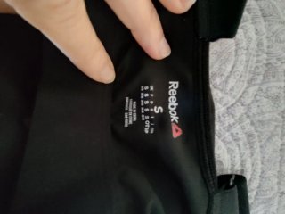 Camiseta deportiva Reebok negra y naranja